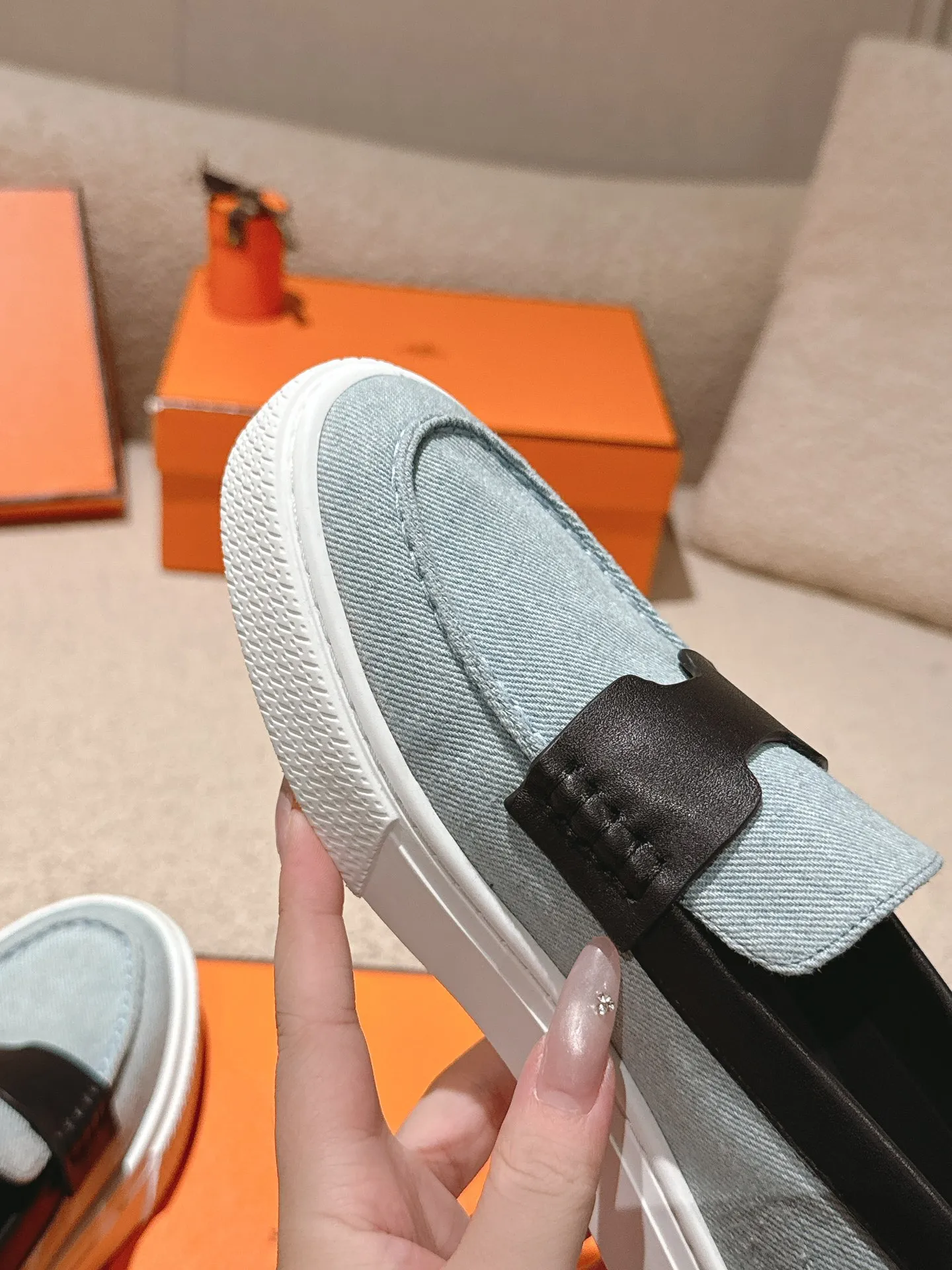 Men's men's shoes P620! Hermes# Thick Sole Couple Loafers These lace-up free sneakers in calfskin and washed denim feature signature "H" details. The design is simple and smooth, creating a fashionable urban look. It is comfortable and versatile. H family classics are not outdated, and the delivery counter is beautifully packaged🛍📦 Fabric: Original customized washed denim/first-layer cowhide Lining: Imported soft sheepskin Sole: Original open-molded anti-slip TPU material Size: 35-45